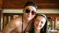 Ketika sarapan, Raline Shah memamerkan foto kedekatan keduanya. Lewat Insta Story, Raline nyeletuk, Ini orang, bangun-bangun nggak pakai baju, ujarnya. Foto: ralineshah/ instagram