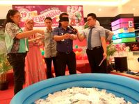 Tebar Hadiah Undian di 19 Tahun Transmart dan Carrefour