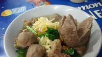 Orang Ciputat pasti tahu bakso ini. Bakso Lesus yang berada di Pasar Ciputat ini bisa jadi pilihan. Bakso urat yang dipadu dengan bakso polos makin sedap dinikmati bersama dengan kuah kaldu gurih. Nyam! Foto: Istimewa