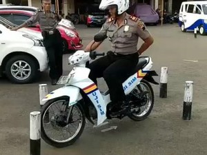 Keren, Polisi Ini Kendarai Motor Hanya 1 Tangan untuk Ujian SIM