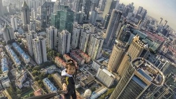 Ketenaran, dan tentu saja uang yang banyak, jadi pemicu adrenalin mereka untuk menantang maut. Foto: Yong Ning