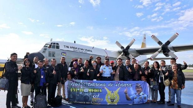 Panglima TNI dan pimpinan media di Lanud Halim Perdana kusuma / 