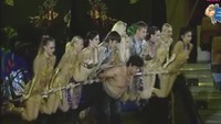 Saat termasuk dalam Donetsk circus, ia menunjukkan berbagai aksi-aksinya, salah satunya mengangkat 10 orang sekaligus. Foto: Youtube/UgisRozenbahs
