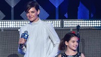 Sedangkan Katie Holmes lebih kasual dengan celana jeans.  Foto: Getty Images