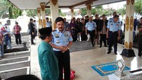 Dari TMP Kusumanegara, Marsekal Hadi dan rombongan kemudian berziarah ke Ngoto, kompleks Monumen Perjuangan TNI AU. Di Ngoto, Marsekal Hadi berziarah ke makam pahlawan nasional Agustinus Adisutjipto dan Abdulrachman Saleh. (Foto: Ristu Hanafi/detikcom)