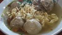 Kalau sedang berada di Prapatan Duren, Anda bisa coba Bakso Tenis Pak Kribo. Tak hanya tersedia bakso ukuran besar, Anda juga bisa memesan bakso komplet, yang terdiri dari bakso urat dan polos. Slurp! Foto: Istimewa