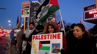Para demonstran itu membawa gambar Dome of Rock bertuliskan Palestina. Foto: Rebecca Cook/REUTERS