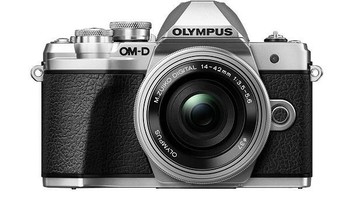 Kamera OMD E-M10 Mark III hadir di Indonesia dengan paket menggiurkan, yaitu Olympus OMD E-M10 Mark III + 14-42mm EZ, gratis SD 32 G class 10 yang dibanderol Rp 12, 5 juta. Foto: Olympus OMD E-M10 Mark III