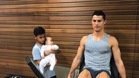 Siapapun pasti mengenal pemain sepak bola terbaik 2017, Cristiano Ronaldo. Sebagai pemain bola, ia tidak hanya berolahraga di lapangan sepak bola saja, CR pun fitnes ditemani dengan anak-anaknya. Foto: Instagram/@cristiano