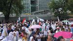 Bendera RI, Palestina, dan PKS saat Aksi di Depan Kedubes AS