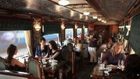 Dekorasi mengusung tema art deco dan klasik. Di dominasi oleh warna emas dan coklat yang megah (Maharajas Express)