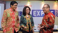 Direktur Finance & Support Service PT asuransi Bintang Tbk, Jenry Cardo, Direktur Marketing & Sales Reniwati Darmakusumah dan Presiden Direktur HSM Widodo berbincang sesaat sebelum acara Publik Ekspos di Jakarta, Jumat (8/12). Foto: dok. Asuransi Bintang