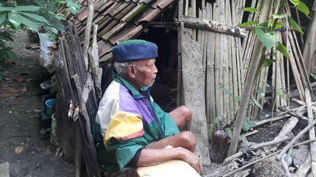 Mbah Panidin sudah 32 tahun hidup di tengah hutan