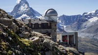 Di Zermatt, Swiss ada satu hotel yang tak boleh terlewatkan. The 3100 Kulmhotel Gornergrat, yang merupakan hotel tertinggi di sepanjang Pegunungan Alpen. Sesuai namanya, di hotel dengan ketinggian sekitar 3.100 mdpl ini kamu bisa menyaksikan kemegahan 29 buah puncak Pegunungan Alpen di Swiss (dok. booking.com)