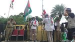 Bendera RI, Palestina, dan PKS saat Aksi di Depan Kedubes AS