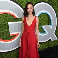 Gal Gadot menginjakkan kakinya di karpet merah mengenakan gaun merah bergaya ladylike klasik dari Dior. Namun ternyata, rok midi tersebut hadir dengan belahan di bagian depannya dan mengungkap celana pendek di baliknya. Foto: Getty Images