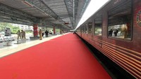Semua kabin dalam kereta ini memiliki pengatur suhu dan kamar mandi, WiFi, peralatan elektronik yang hemat listrik, TV satelit, DVD, dan telepon (Maharajas Express)
