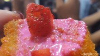Nah, inilah tampang nugget pisang strawberry bikinan Kaesang. Luarnya renyah dalamnya lembut dengan rasa pisang. Nuggetnya dibuat dari lumatan pisang dan tepung terigu. Kalau pengin mencicipi, bisa ke gerai Sang Pisang di ITC Cempaka Mas atau pesan lewat Go Food!Foto: odilia/detikfood