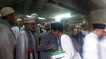 Foto: Sandiaga Cipika-cipiki dan Cium Tangan Aa Gym