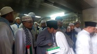 Setelah itu, Sandiaga masuk ke mobilnya sementara Aa Gym kembali ke dalam Masjid Istiqlal (Foto: Marlinda Oktavia Erwanti/detikcom)