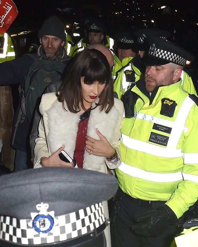 Alih-alih menunggu, Bella keluar mobil dan bergabung bersama para pedemo yang banyak membawa embel-embel seperti papan bertulisan Bebaskan Palestina, Akhiri Pendudukan Israel. Bella Hadid pun ikut bersorak dan meneriakkan yel-yel pembebasan. Foto: Dok. Instagram