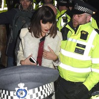 Alih-alih menunggu, Bella keluar mobil dan bergabung bersama para pedemo yang banyak membawa embel-embel seperti papan bertulisan Bebaskan Palestina, Akhiri Pendudukan Israel. Bella Hadid pun ikut bersorak dan meneriakkan yel-yel pembebasan. Foto: Dok. Instagram