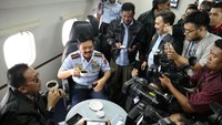 Di atas pesawat, Marsekal Hadi mengajak pimpinan media ngopi bareng (Foto: Dok. TNI AU)