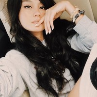 Penyanyi yang sedang digosipkan dekat dengan Chris Brown itu mengunggah foto dirinya tampil dengan rambut hitam panjang. Terlihat rambutnya yang bergelombang dibiarkan terurai di atas dada. Rambutnya terlihat hitam alami. Foto: Dok. Instagram