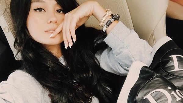 Foto: Cantiknya Agnez Mo Pamer Foto dengan Rambut Hitam Panjang