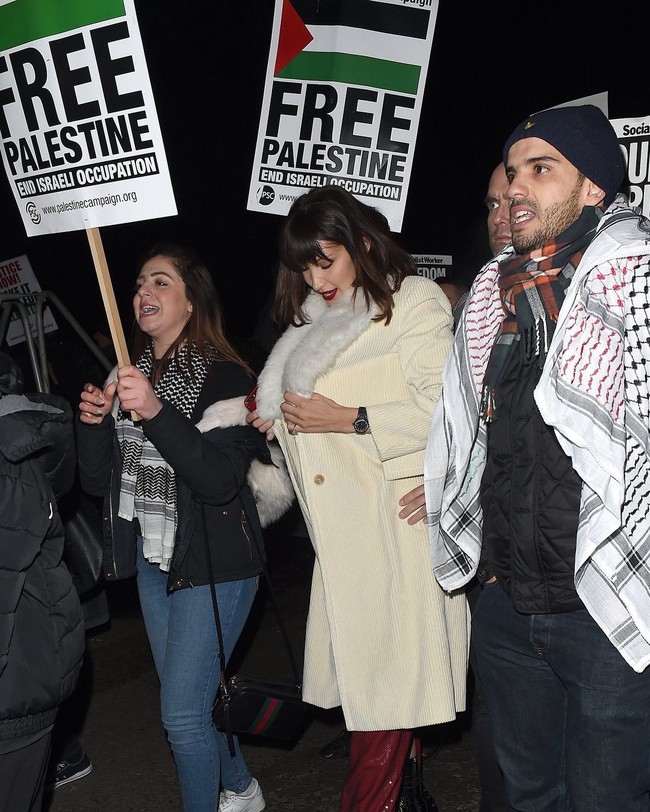 Aku telah menunggu untuk merangkai kata-kata yang tepat untuk ini tapi aku sadar tidak ada cara yang tepat untuk mengatakan sesuatu yang tidak adil. Hari yang sangat sangat menyedihkan. Menonton berita dan melihat kesedihan orang Palestina membuatku menangis untuk banyak generasi Palestina, tulis Bella Hadid. Foto: Dok. Instagram