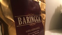 Ini kopi Baringga yang diseruput Panglima Hadi dari ketinggian 15.500 kaki. Baringga merupakan singkatan dari Baret Jingga. Kopi ini merupakan hasil tanam anggota Korps Pasukan Khas (Paskhas) AU di dekat Mako Paskhas di Bandung, Jawa Barat. (Foto: Adil Pradipta/detikcom)