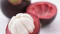 Anda pasti familiar dengan buah yang satu ini. Kulitnya yang ungu dan isinya yang putih memang terlihat cantik. Rasa buah yang asam manis amat segar di mulut. Foto: Istimewa