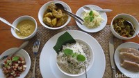 Kuliner Creole khas Seychelles. Makanan pokoknya nasi dengan banyak memakai kari seperti India, dengan aneka buah tropis dimakan sebagai lauknya (Fitraya/detikTravel)