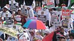 Bendera RI, Palestina, dan PKS saat Aksi di Depan Kedubes AS