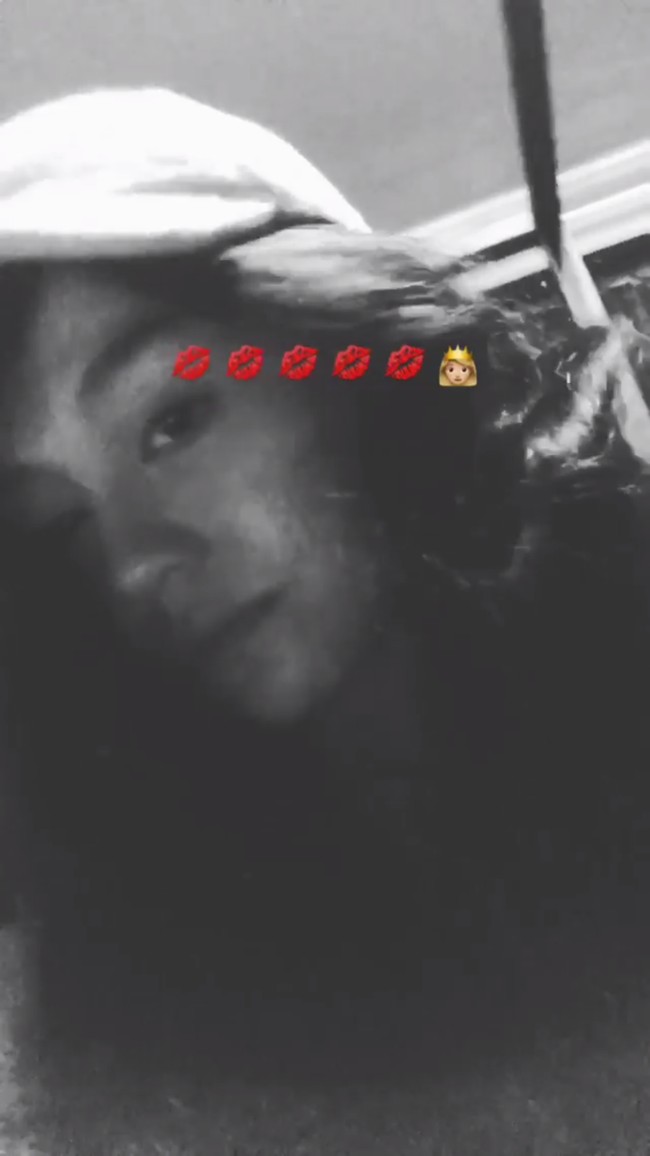  Ada pula Insta Story Agnez Mo yang memperlihatkan dirinya menggunakan topi dan membiarkan rambut panjang penyanyi 31 tahun ini terurai panjang. Foto: Dok. Instagram