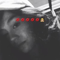  Ada pula Insta Story Agnez Mo yang memperlihatkan dirinya menggunakan topi dan membiarkan rambut panjang penyanyi 31 tahun ini terurai panjang. Foto: Dok. Instagram