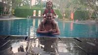 Pria yang akrab disapa Sammy ini juga sangat gemar berenang, terutama bersama dengan anak semata wayangnya, Drucilia Kalea Arifin. Foto: Instagram/@samuelrizal1