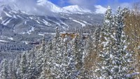 Terletak di pinggir tebing, The Lodge at Breckenridge akan membawa traveler menyaksikan keagungan pegunungan Rocky Mountain yang dipenuhi salju. Terletak di ketinggian 3.109 mdpl, hotel ini cocok buat kamu yang ingin belajar main ski dan meluncur di atas hamparan salju Pegunungan Rocky yang memutih (dok. booking.com)