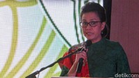Sri Mulyani mengenakan kebaya berwarna hijau dengan selendang berwarna merah.