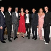 Sebagai penyempurna penampilan, Gal Gadot memakai sepatu hitam Christian Loboutin dengan strap mary jane asimetris. Pilihan aksesori yang ringan untuk membuat pandangan tetap tertuju pada busananya. Foto: Getty Images