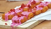 Ini dia Strawberry Nugget Pisang khas Sang Pisang yang dibuat Kaesang. Rasa strawberry merupakan rasa baru nugget yang diperkenalkan kemarin (9/12) melengkap beragam rasa yang sudah tersedia.Foto: odilia/detikfood