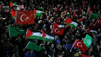 Di Turki, aksi massa terlihat di kota Istanbul pada Sabtu (9/12/2017) waktu setempat. Foto: Huseyin Aldemir/REUTERS