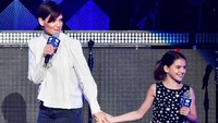 Dengan rambut sebahu, Suri Cruise tampak cantik mengenakan gaun selutut bergambar motif bintang.  Foto: Getty Images