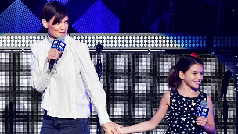 Kejutan! Suri Cruise Muncul Lagi di Hadapan Publik Kejutan! Suri Cruise Muncul Lagi di Hadapan Publik