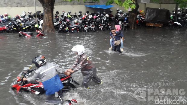 Banjir Juga Muncul di Jalan Rasuna Said Kuningan