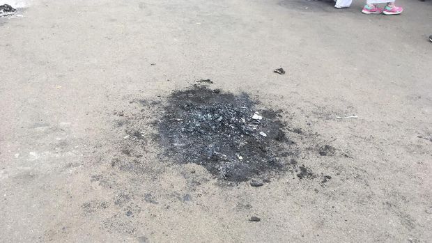  Abu bekas bakar bendera dan boneka masih membekas di lokasi.