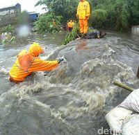 Pasukan oranye tahan tanggul jebol di Jatipadang