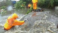 Ketua RW 06 Jatipadang, Arief Syarifuddin menyebut tanggul jebol pada pukul 14.30 WIB setelah Jakarta diguyur hujan deras. (Foto: Dok. BPBD DKI)