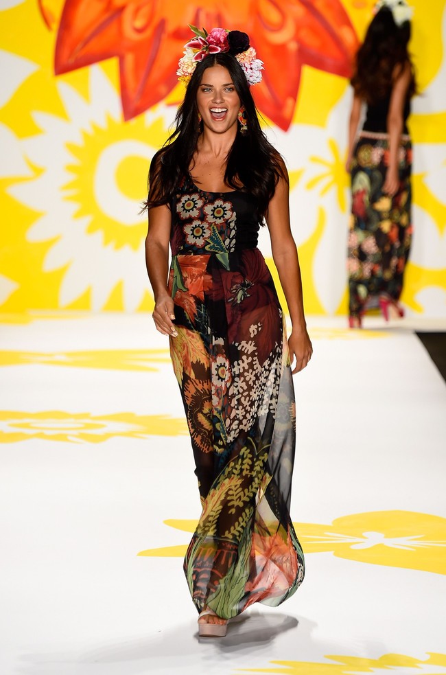 Lewat Instagram, Adriana Lima menyatakan bahwa dirinya akan mulai lebih selektif lagi menerima pekerjaan yang datang padanya. Foto: Getty Images