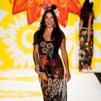 Lewat Instagram, Adriana Lima menyatakan bahwa dirinya akan mulai lebih selektif lagi menerima pekerjaan yang datang padanya. Foto: Getty Images